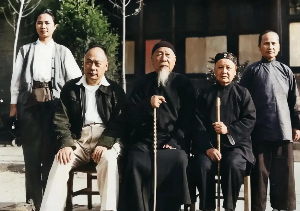 在50年代，陈毅同志在上海任职期间，他把他的父母，从老家一同接到了上海，期间照了