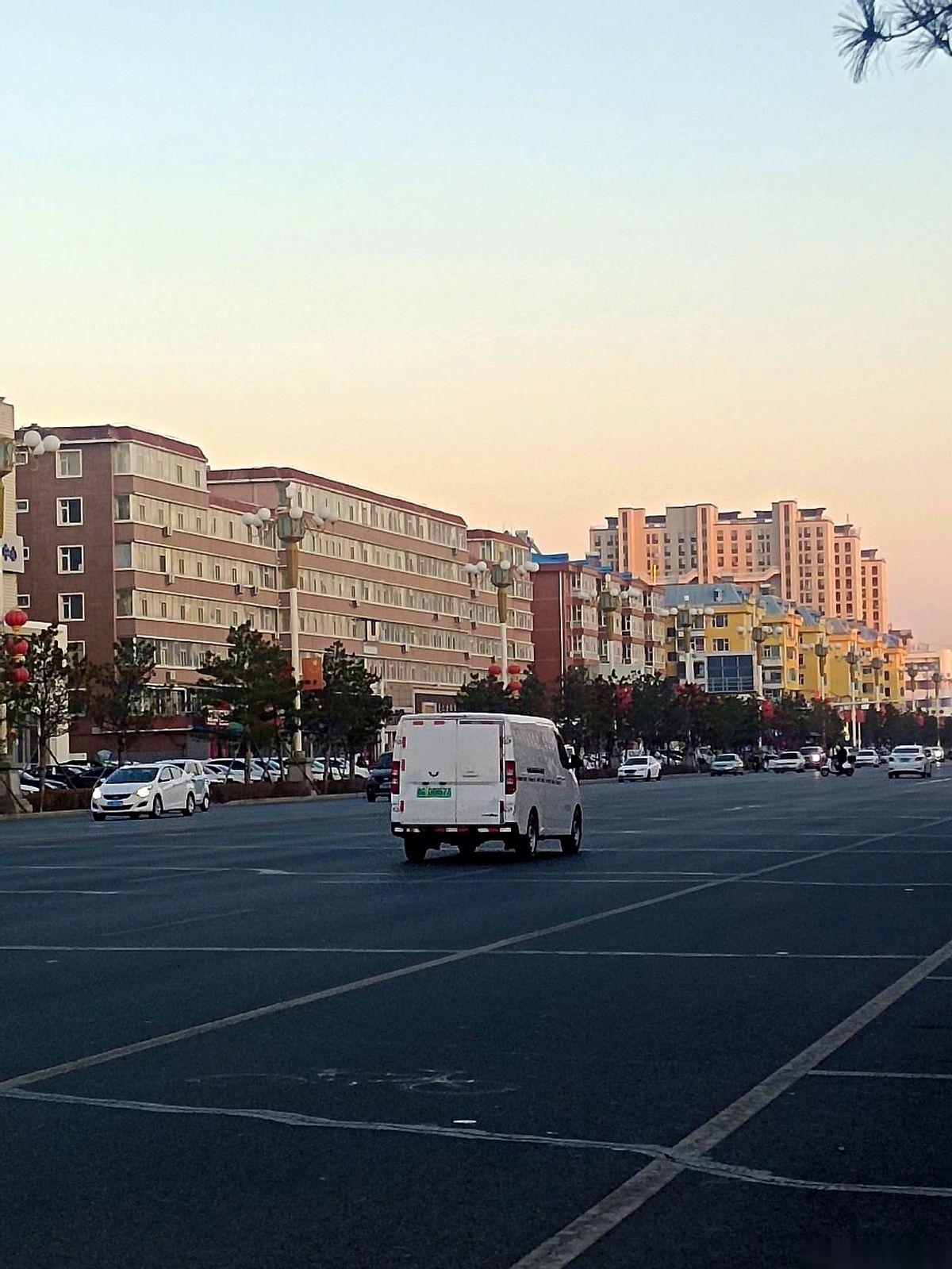 推开大哥家的门，他正趴在窗户上，手指一下下点着玻璃，嘴里小声数着什么。嫂子一把