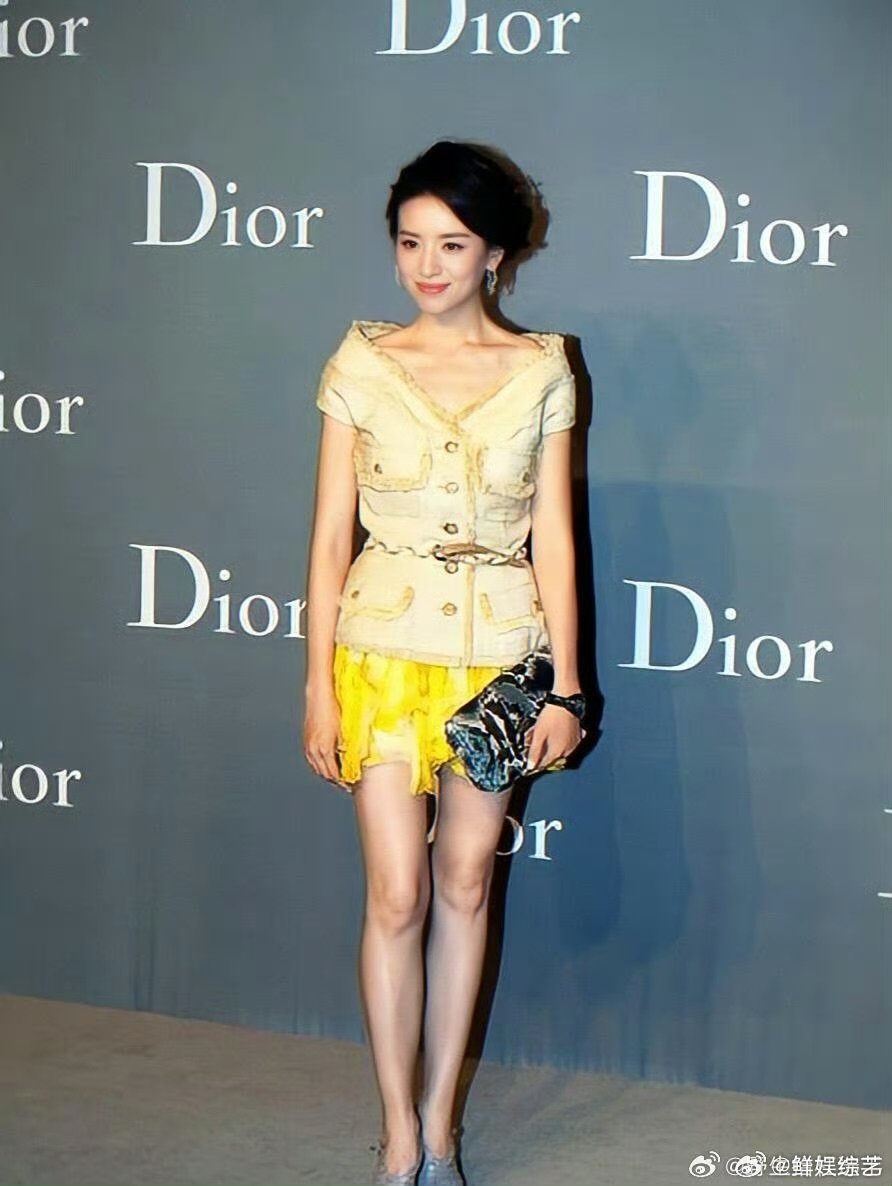 年轻时候的董洁颜值巅峰太能打！年轻时的董洁五官精致柔和，自带氛围感，随便一拍都