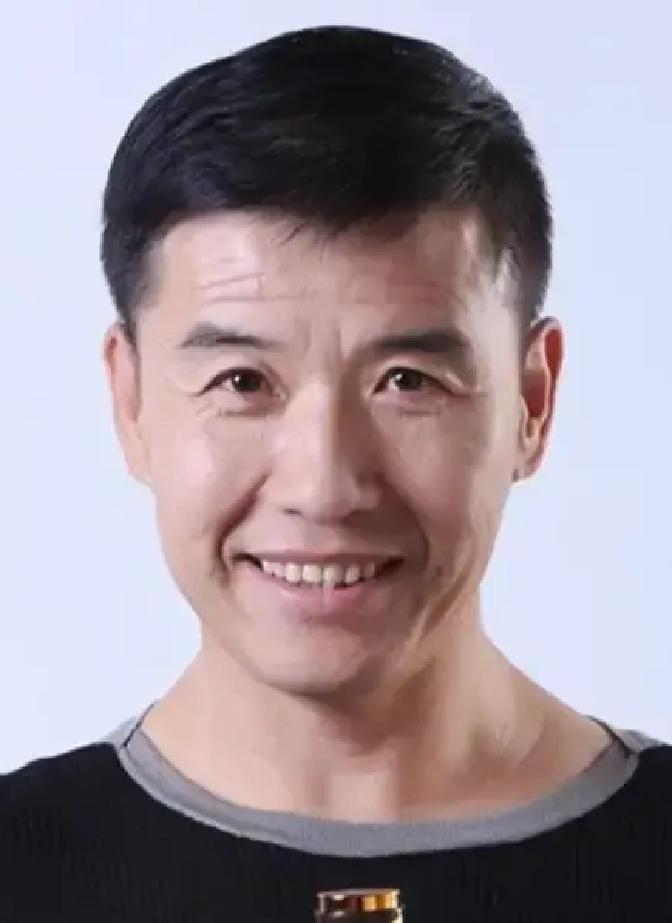赵本山的一生中，收了将近70个徒弟，其实真正被他逐出师门的，也就两个。其中一个就是初代赵四关小平。2