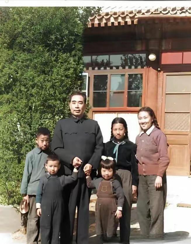 周恩来总理和他的侄儿侄女合影，这五个孩子是周恩来弟弟周恩寿的子女。周恩来总理夫