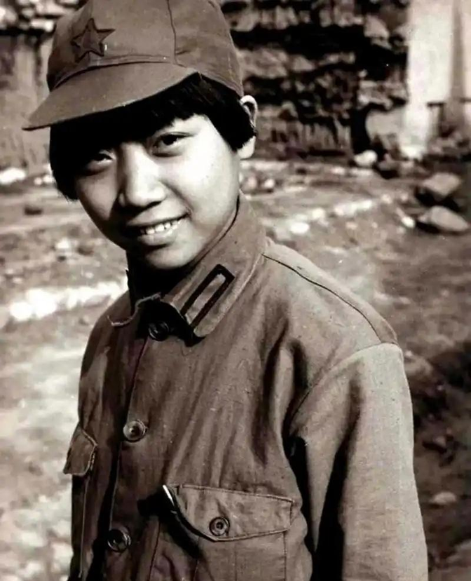 1935年，土匪要枪毙一名13岁的红军小战士，不料小战士被枪杀前的壮烈誓言，震慑