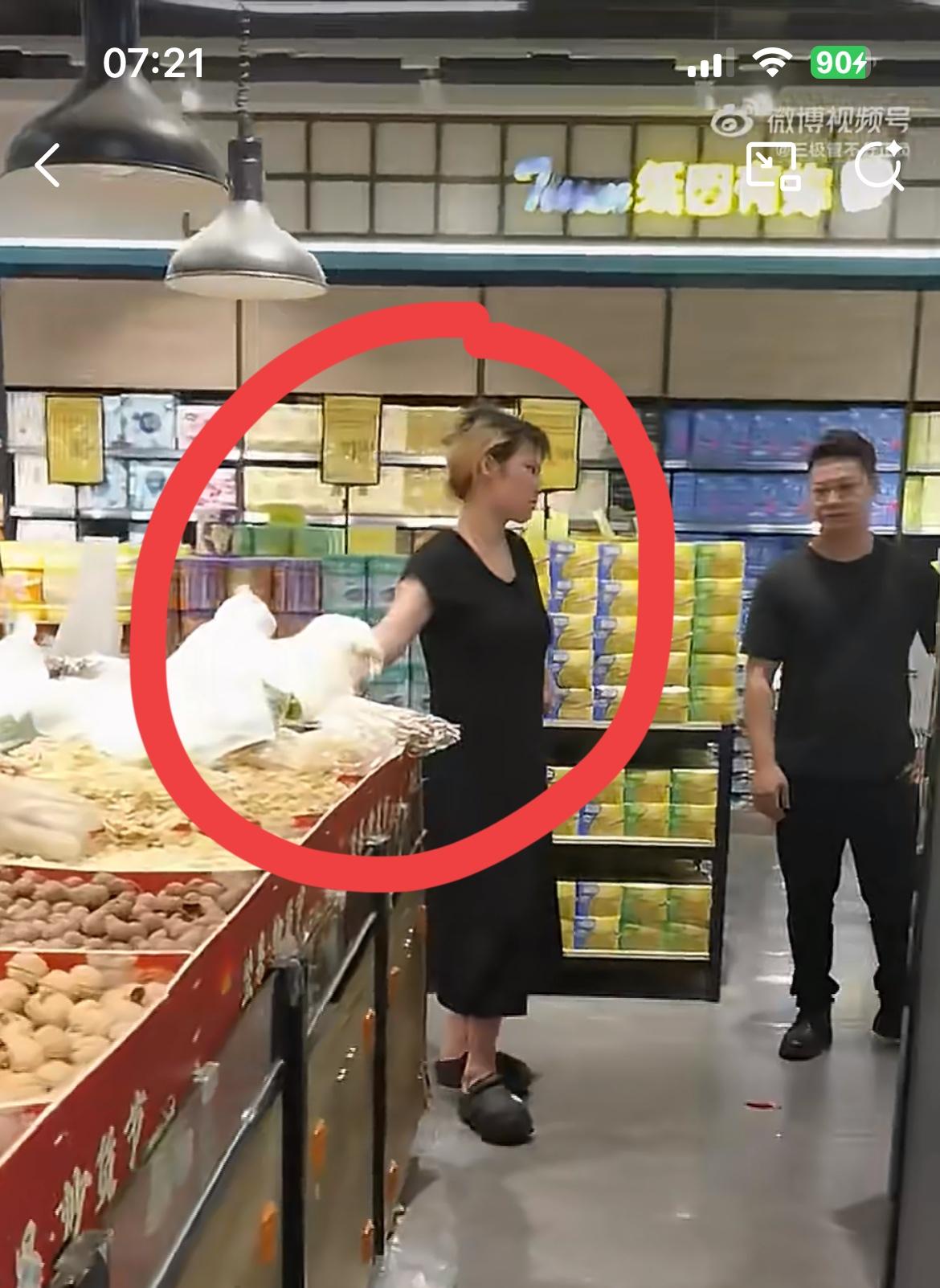 广州白云区一超市，一小仙女竟然把宠物狗放到干货堆里，这也太恶心呐。很多超市对于带