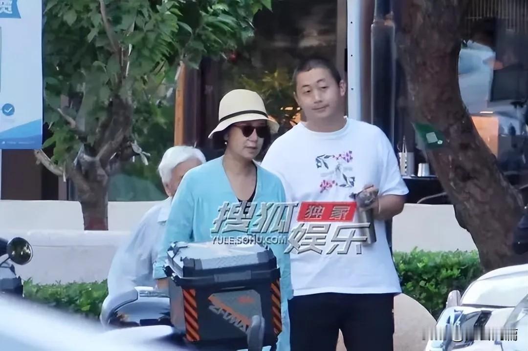 只能说顾长卫的基因太强大了，就算有蒋雯丽这样的大美女加持，儿子还是长得跟顾长卫一