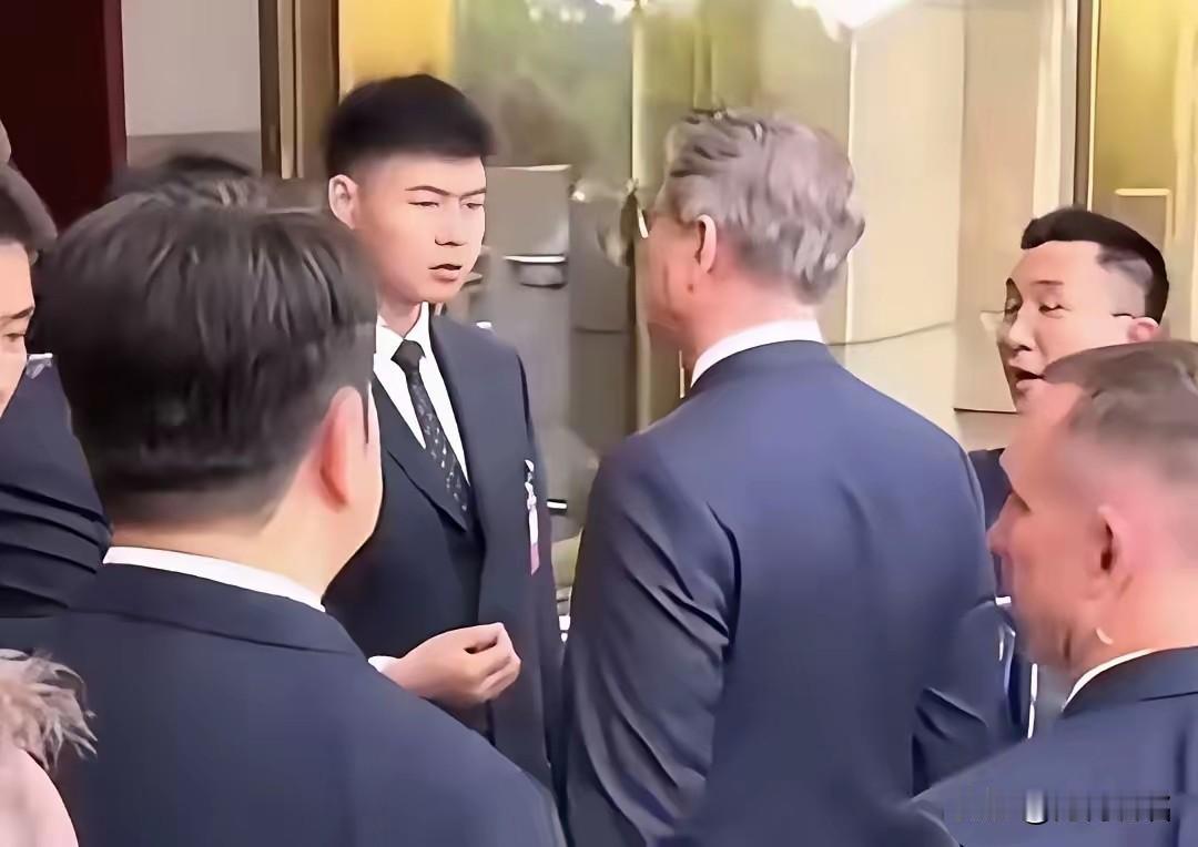财长也敢拦，所有参会人员须佩戴会议统一核发的通行证！美国财政部长贝森特抵达会谈