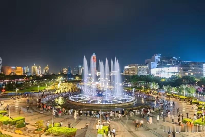 济南泉城广场音乐喷泉，那真是济南的一大标志性景观。每次去看，都感觉特别震撼。喷