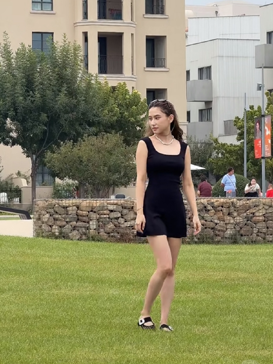 何超莲在阿那亚海边散步，她真的很漂亮！这可是无美颜、无滤镜的照片，她的颜值算是很顶了，她这次到阿那亚