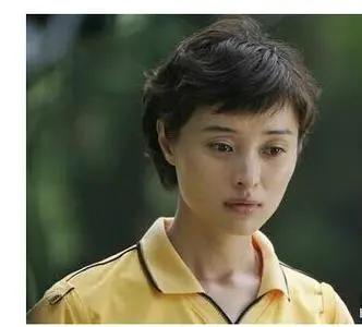 吴越的父亲是书画篆刻名家自幼练字，刻印长大。笔墨薰焘让她骨子里温润内潋