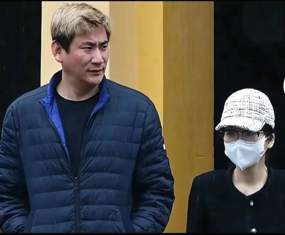 杨兰兰身边的这个保镖才是重点，因为他可是类似于“中南海保镖”式的人物，能有这样一