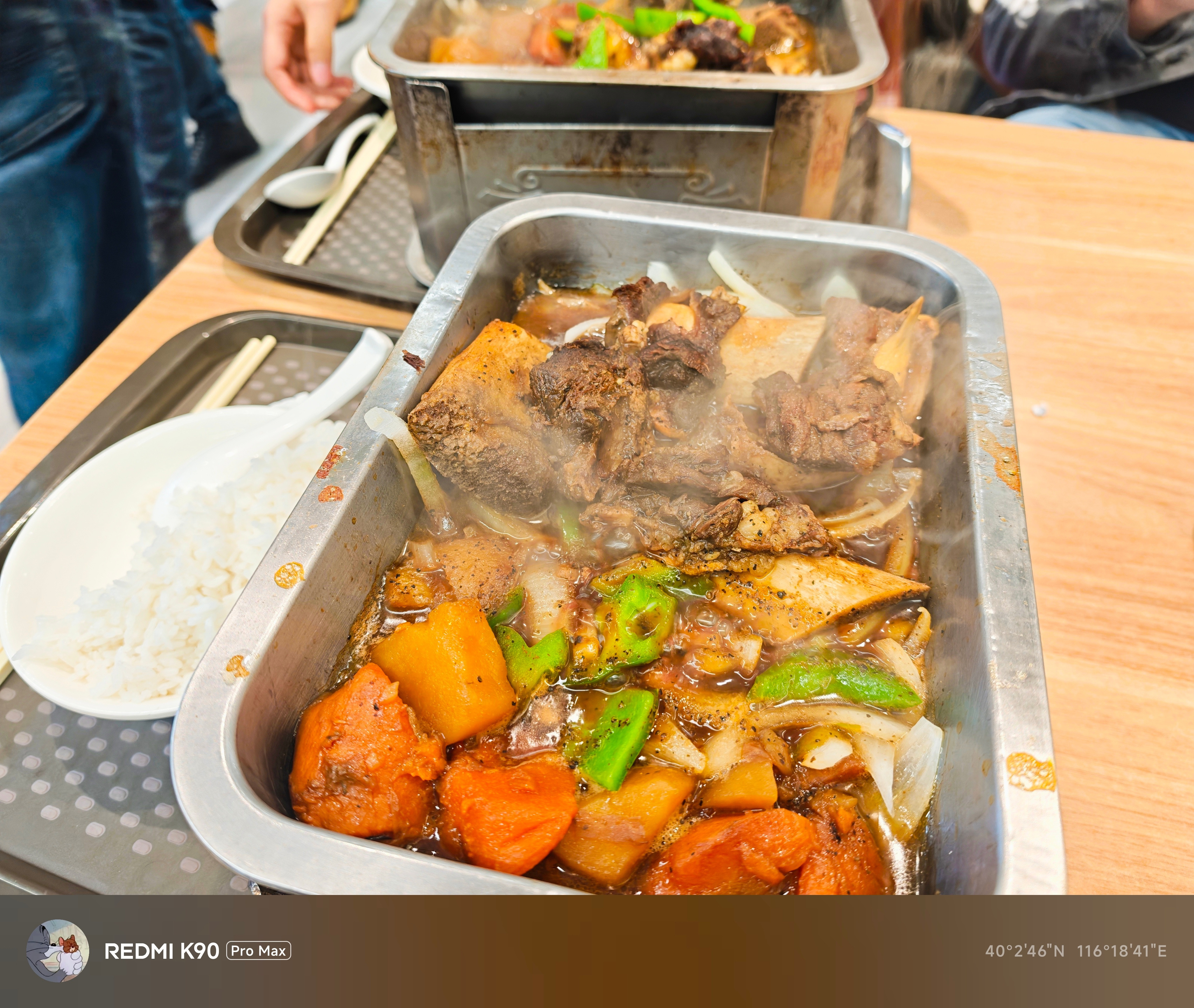 今天晚餐就依然顶，食堂的黑椒牛排锅……