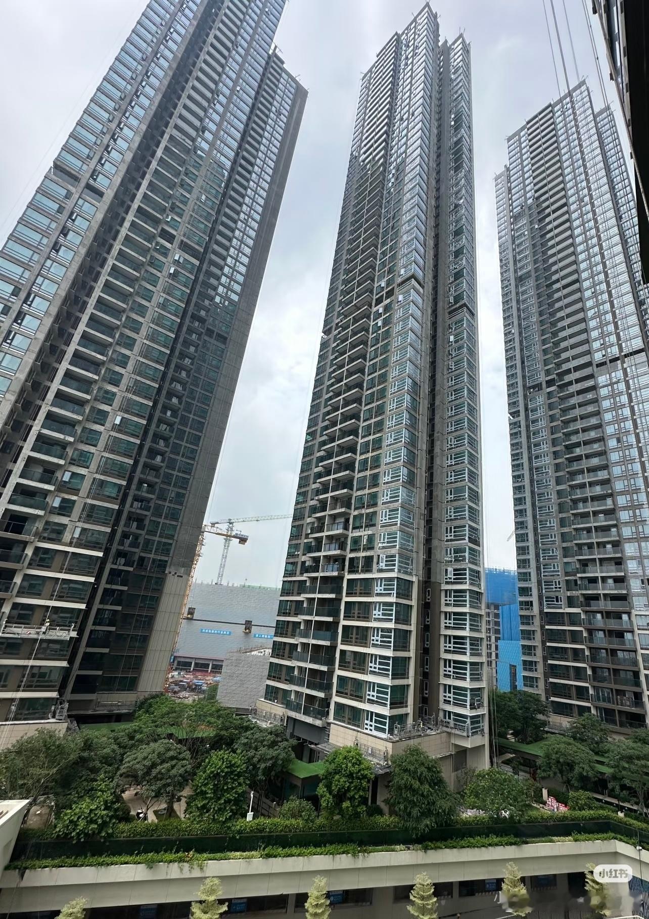 鸿荣源观城，看着就吓人。