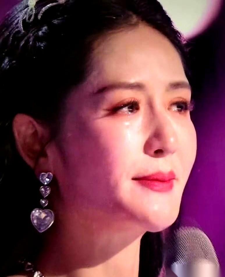 “按规则要淘汰！”主持人话音刚落，现场却炸了锅，观众席齐声喊着“留下！”，连姐姐