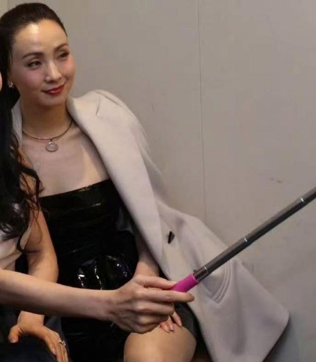 别再盯着陶虹的脸看了。她50岁那身摄人心魄的“杀伤力”，根子根本不在皮相，在那