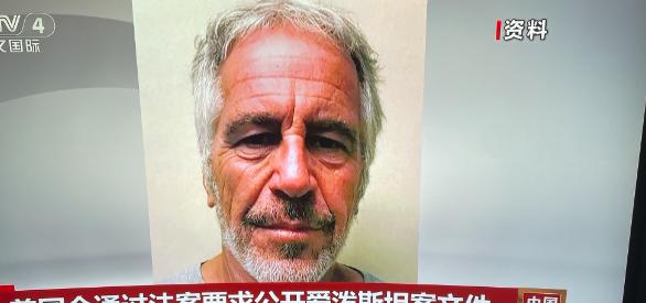 特朗普这回可能要改名特离谱了。这两天，关于他和克林顿的绯闻漫天飞舞，惊呆见多识广