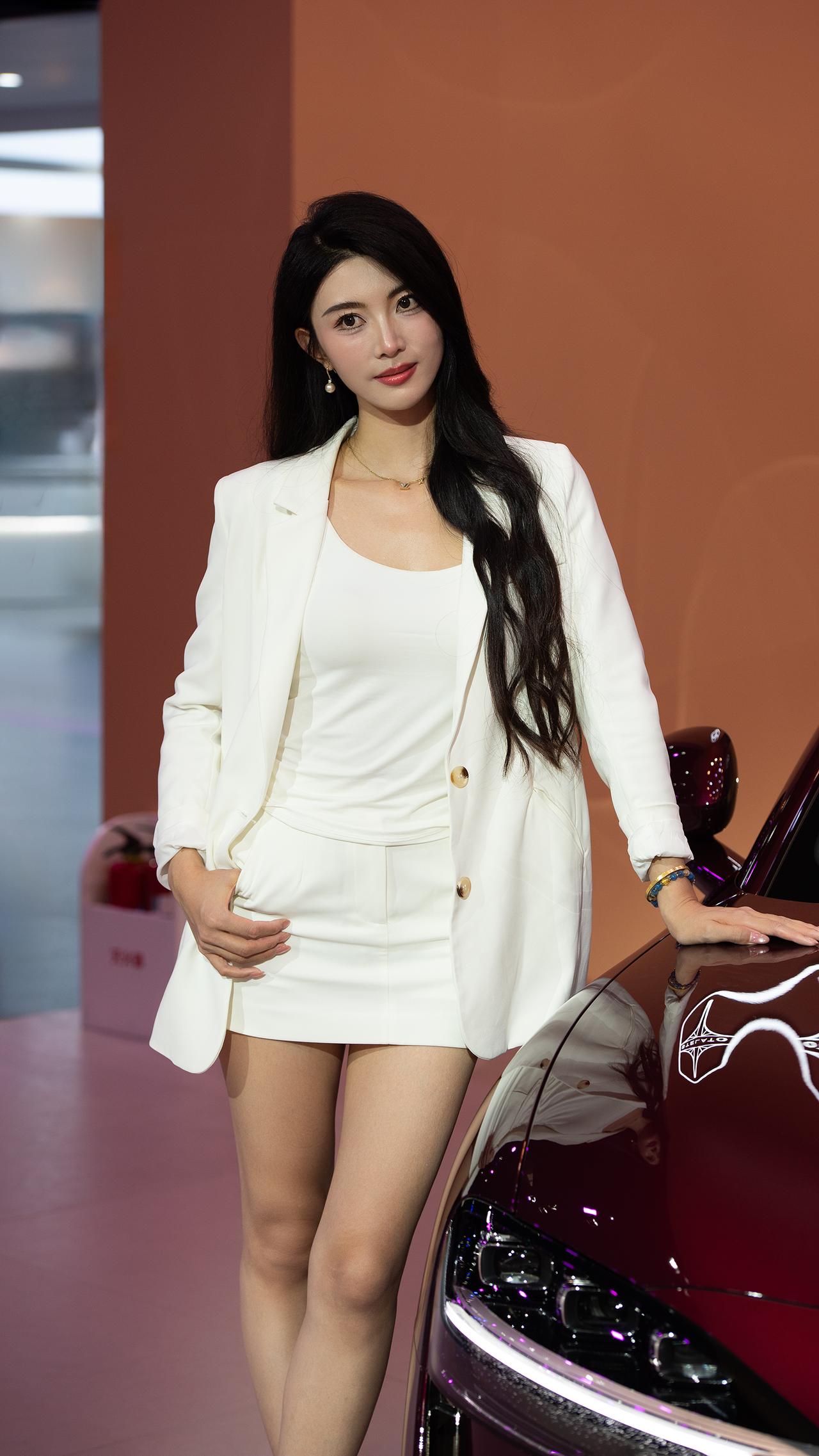 兰灵王成都车展车模美女好看的小姐姐