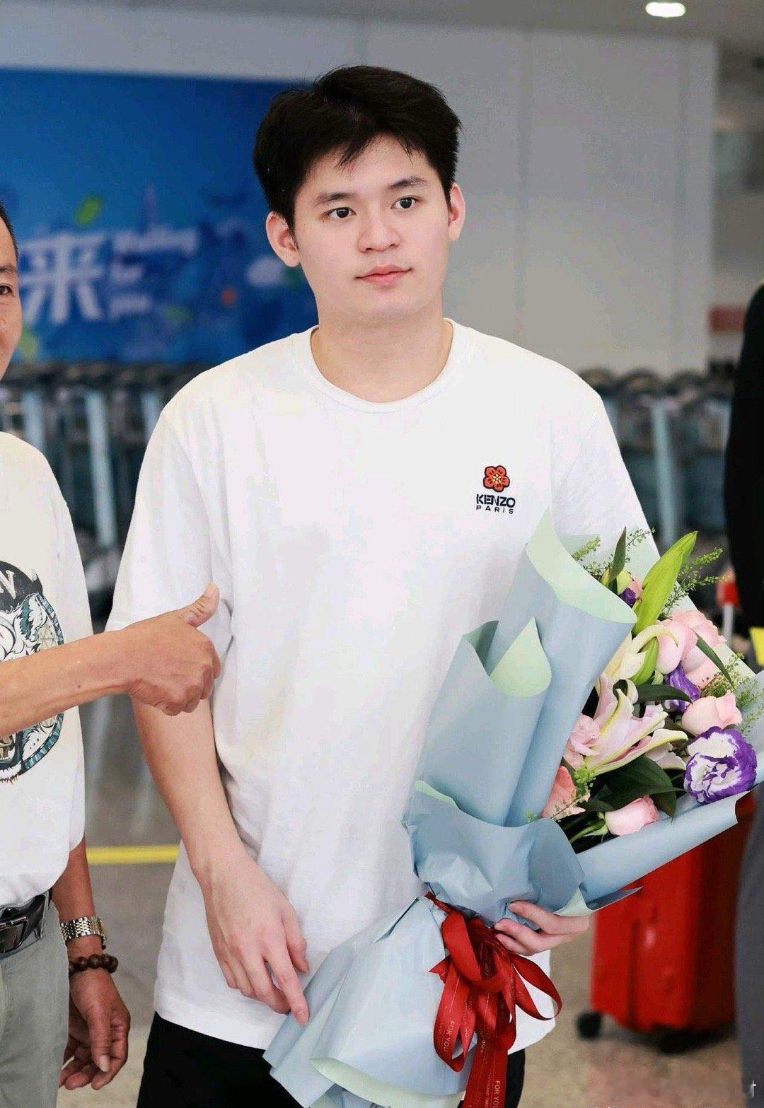 林诗栋内战中一胜一负。12月11日，林诗栋一日双赛，内战中收获一胜一负。胜！男单