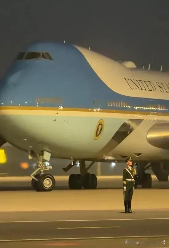 这才是中国军人!这才是中国军人的气势，碾压波音747。波音747长76.2米
