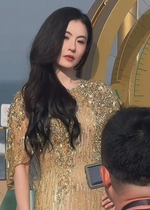 44岁影后张栢芝生图惊艳，白皙肌肤不输后生女