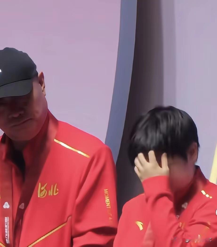 莎莎哭了吗？鼻子红红的！莎莎输给鳗鱼，不伤心是假的，但是没办法，谁不想赢？