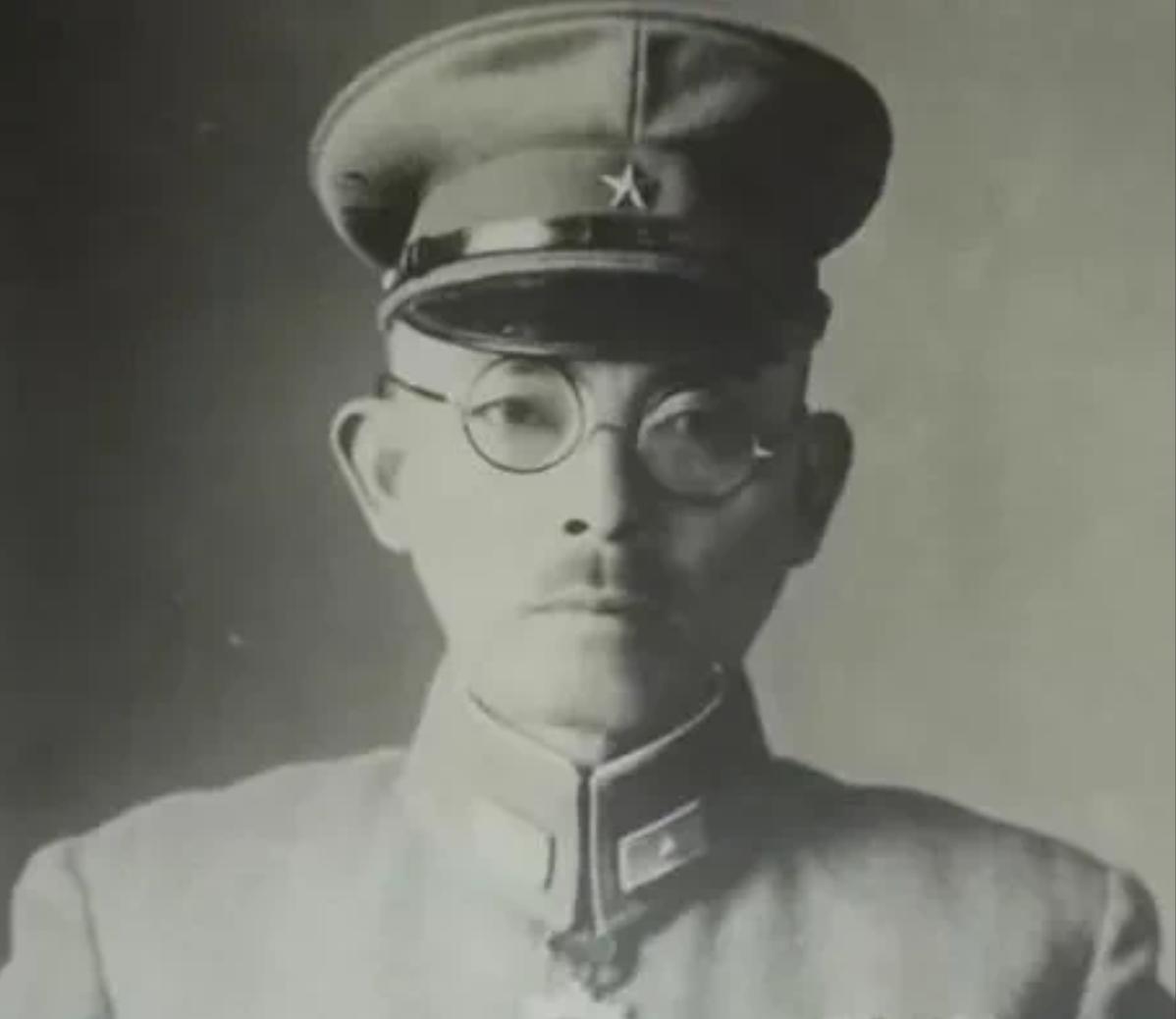 1945年，一名日军少将到前线督战，正当他的副官向他敬礼时，3颗子弹直直地朝他迎