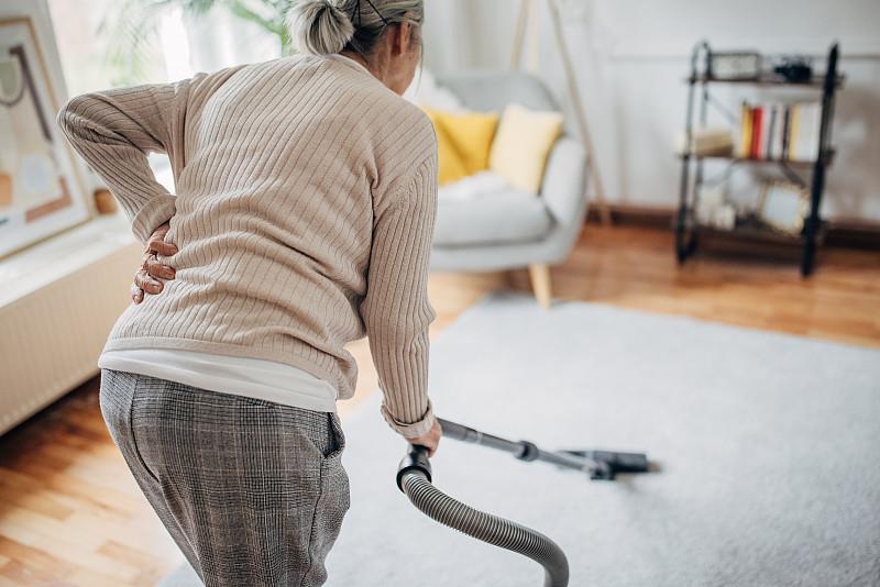 去邻居家拜年，他丈母娘的做法让我动容。邻居和我在同一个单位，因为家里有三个儿