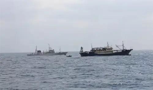 中国渔船被扣后，外交部回应了：意思很简单2月12日，日本的执法船在长崎市五岛市女