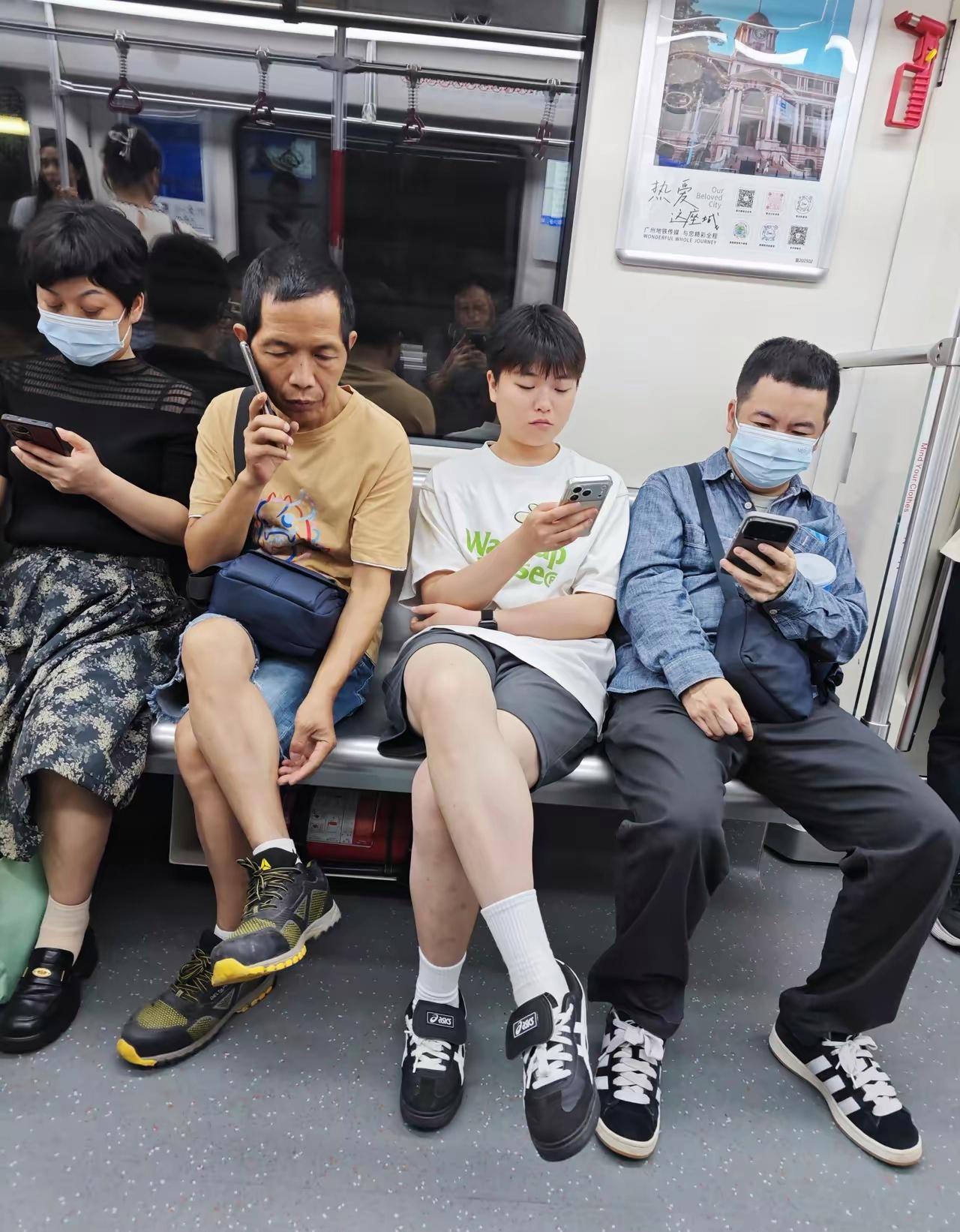 蒙圈了！这个人雌雄莫辨？地铁车厢，见一穿T恤衫短裤，旅游鞋的人，低头专注看着
