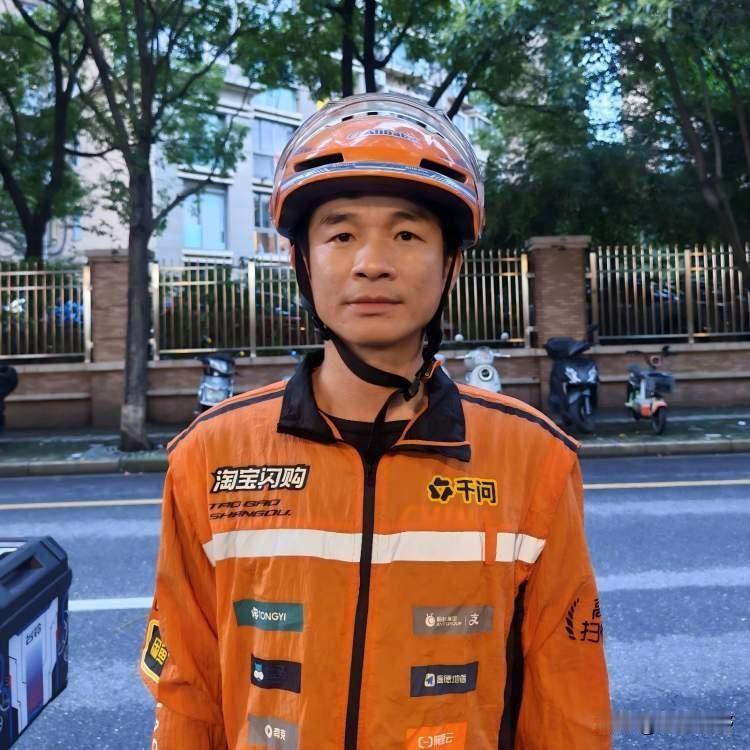 上海外卖员潘兆斌：每天跑80单养家糊口，关键时刻这一举动，惊动了中央政法委！中