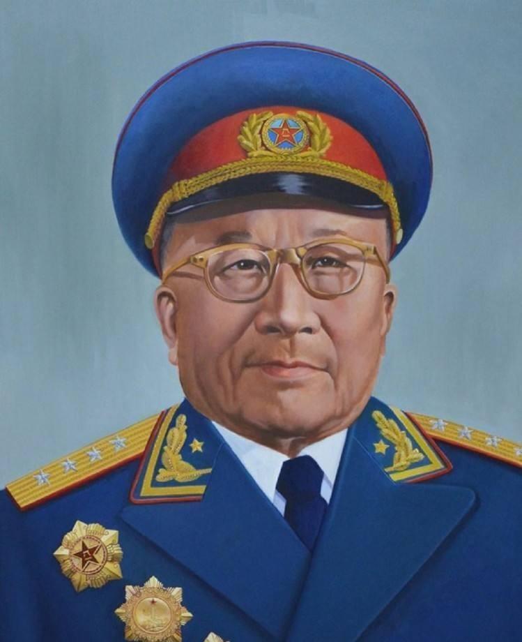 1953年张云逸妻子当众掀翻桌子，秘书建议送进疯人院，张云逸却心疼地说她受苦了！