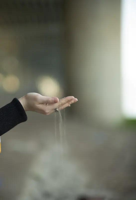 当别人不尊重你的那一刻，就请你放下。不是放下情绪，而是彻底放下那个人，让这个人在