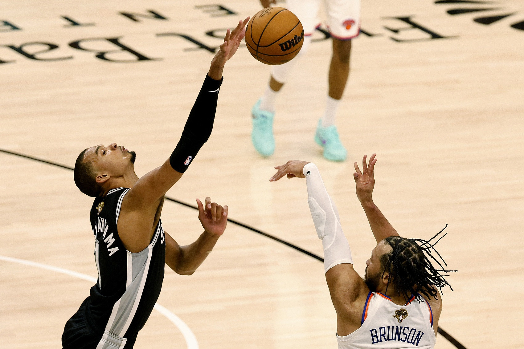 NBA专家杰德·凯茨就建议火箭队应该去挖尼克斯队的墙角，因为不管本赛季尼克斯队能
