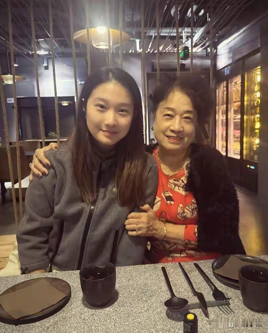 三代人长了一张脸，基因太强大了。马伊俐女儿晒与外婆的合照，照片中的外婆脸上没有