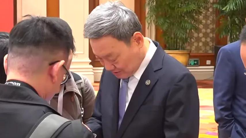 郑丽文的保密工作做的太好了，今晚在南京的欢迎晚宴上，我看到一位熟悉的身影苏起，真