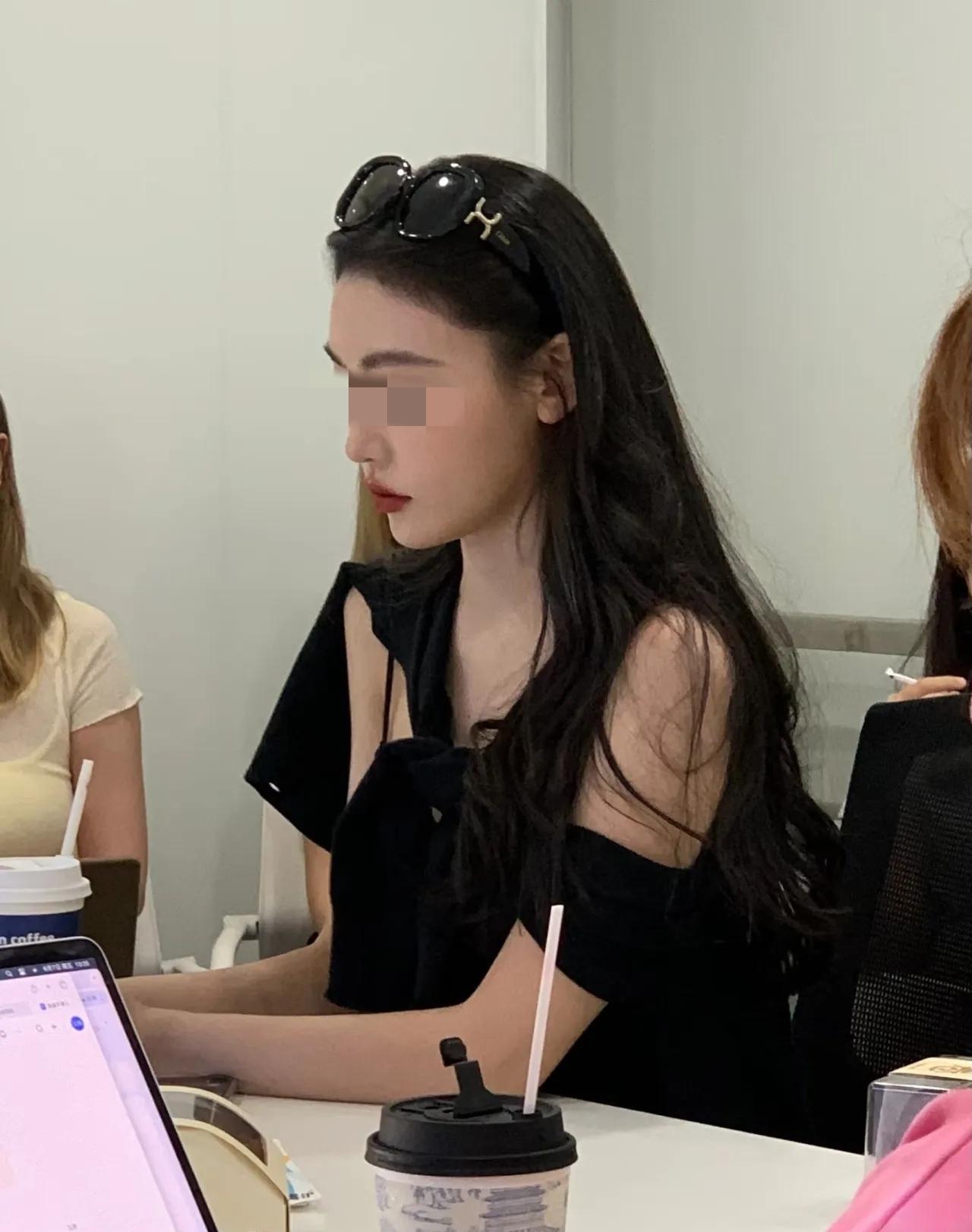 某酒店一男子看到女同事长得年轻漂亮、身材高挑，开玩笑一时没忍住手欠，伸手“啪”