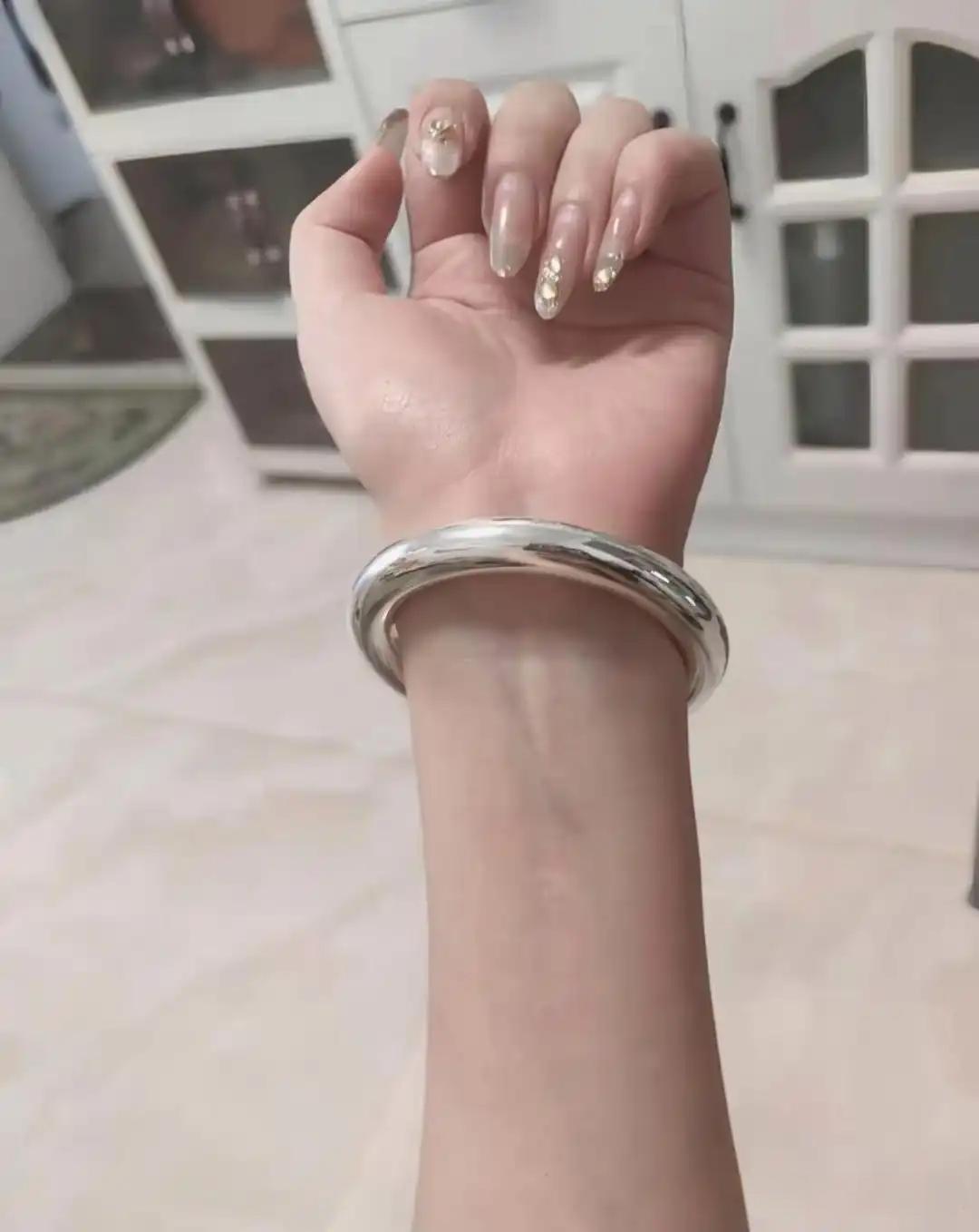 一觉醒来，银价彻底变天了！一只200克的银镯子，轻轻松松就要2800块。要知