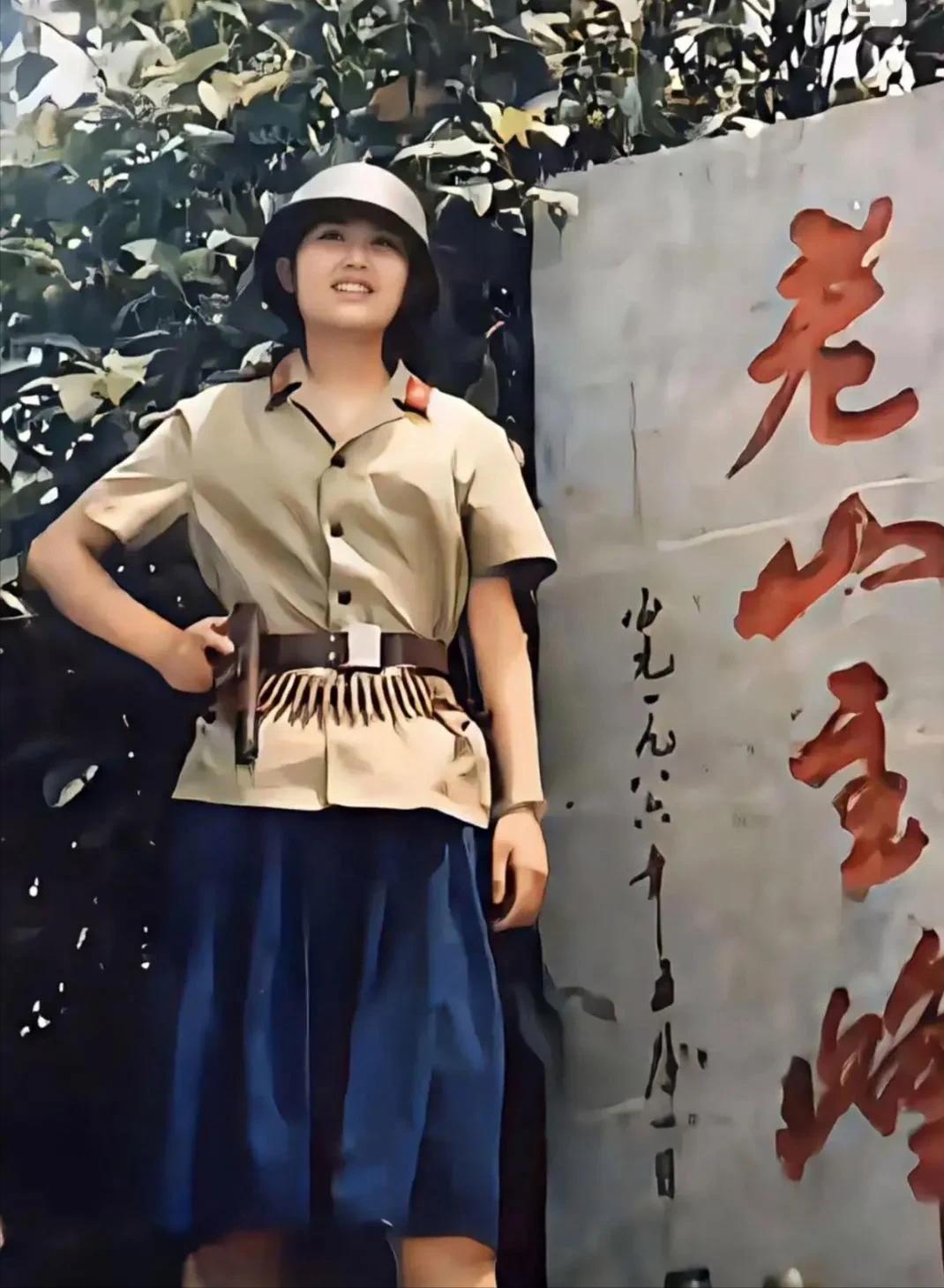 1987年，漂亮的女战士赵慧，在老山战场上留下这张照片，她头戴钢盔，身穿军装，腰