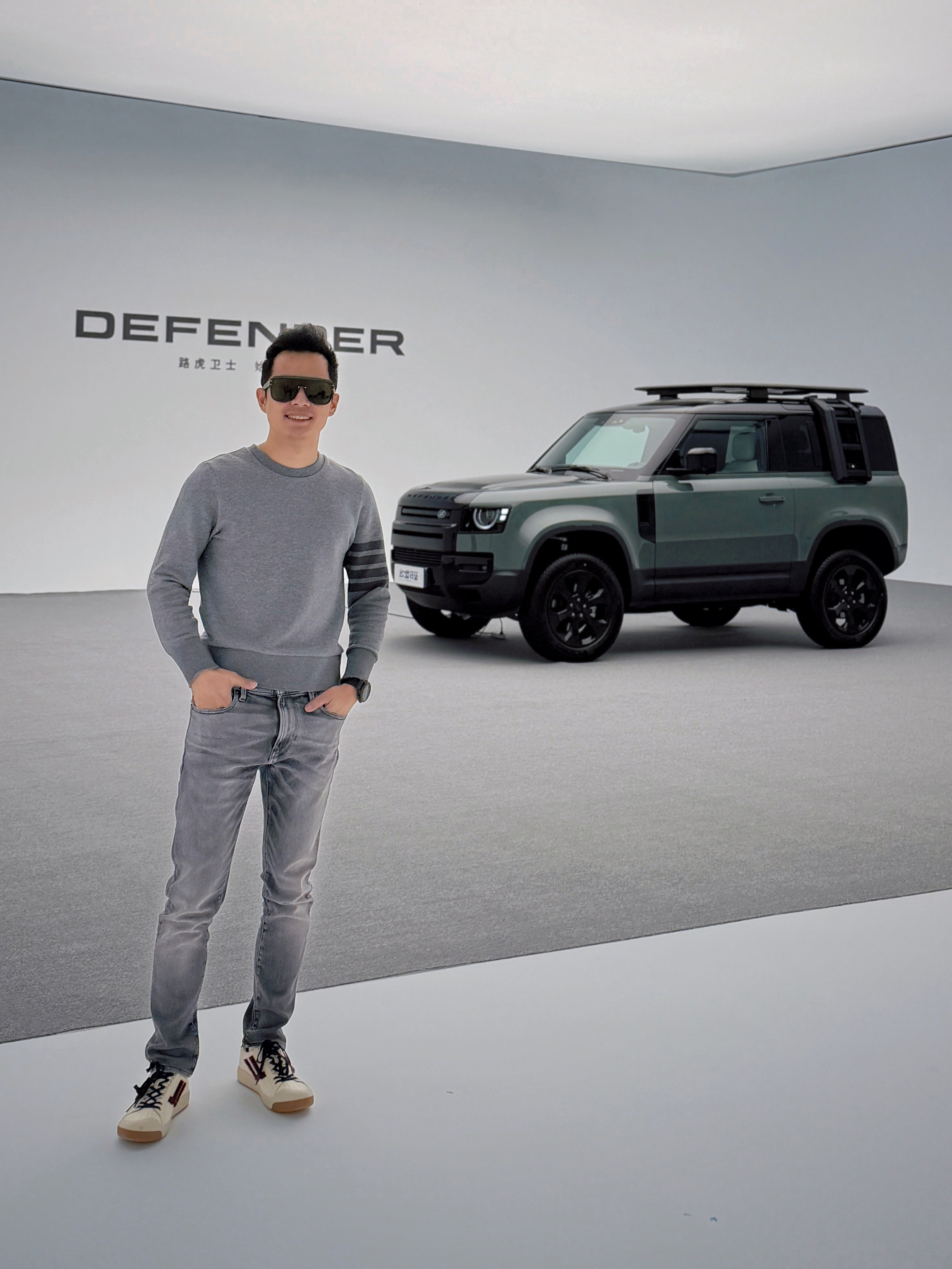 作为一名赛车手，周一也要用力干。今天的穿搭是没有穿搭，简单一身灰，实在没衣服了欣