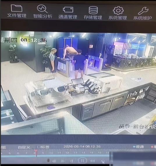 中国不是法外之地！上海四名外籍男子上演了一出令人匪夷所思的砸店闹剧。这几个老