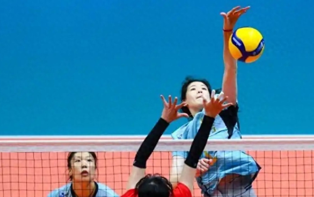 11月28日晚，意大利米兰女排俱乐部正式宣布签约中国主攻手李盈莹。这是25岁的李