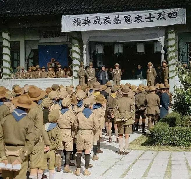 1932年12月11日，上海四名童子军烈士衣冠冢落成祭奠典礼。四位殉国烈士，是上
