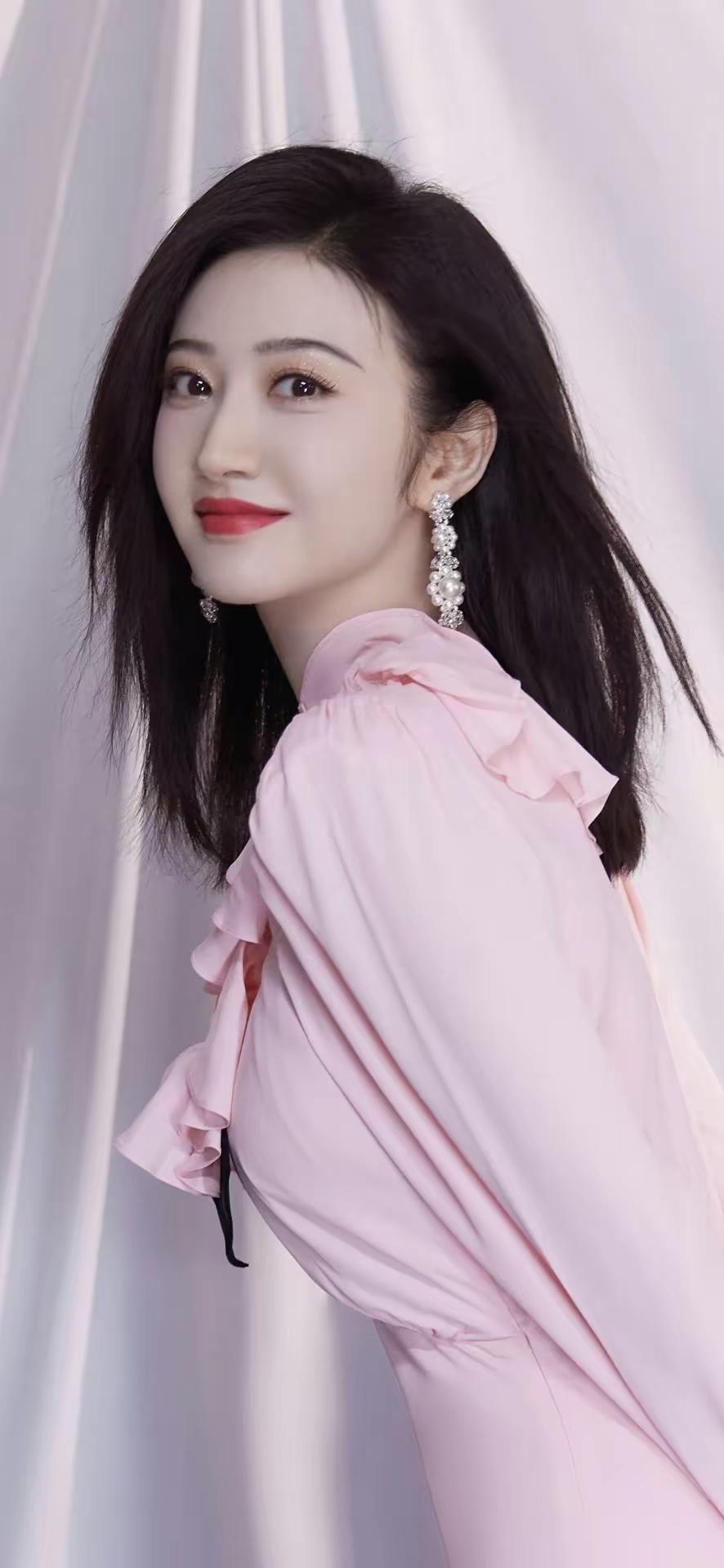 温柔粉裙，优雅气质，闪耀耳环，完美侧颜，女神范儿十足！💖✨