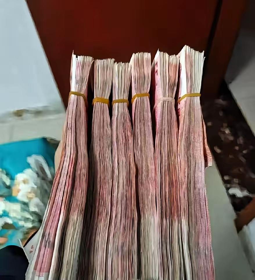 别再傻傻死存钱！53岁阿姨哭诉：攒了20万，晚年却活成最惨模样我今年53岁