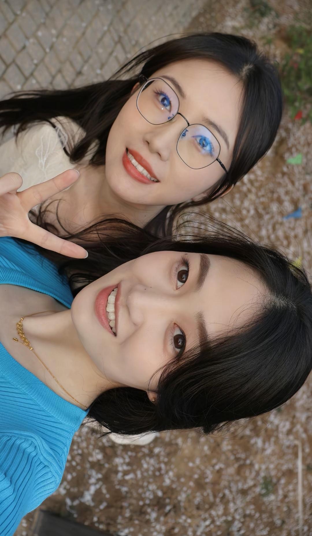 闺蜜自拍，微笑比V，快乐加倍！😊👯‍♀️📸