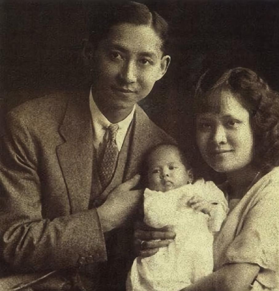 普密蓬九世的唯一同母王姐甘拉妮亚公主明艳舒展、眉目焕彩，长的很像他们的父亲宋卡亲