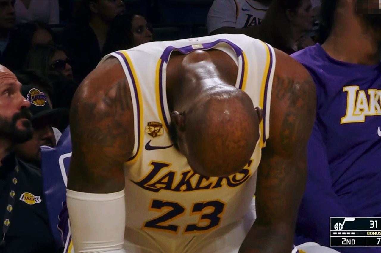 詹姆斯累成这样根本不是自讨苦吃。湖人主场迎战爵士，第二节7分06秒时湖人已领先1