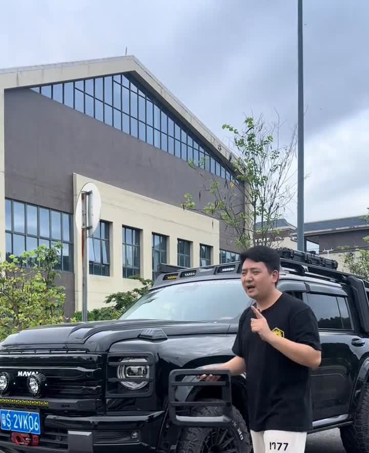 全新哈弗H9的大灯罩、尾灯罩，现在升级的第四代的大灯框只需要这个数。给大家看一下