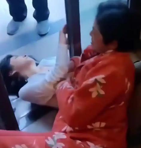 2023年，一婆婆将哺乳期的儿媳压在地上，按着她的腹部，抓着她的胸口，将她的衣服