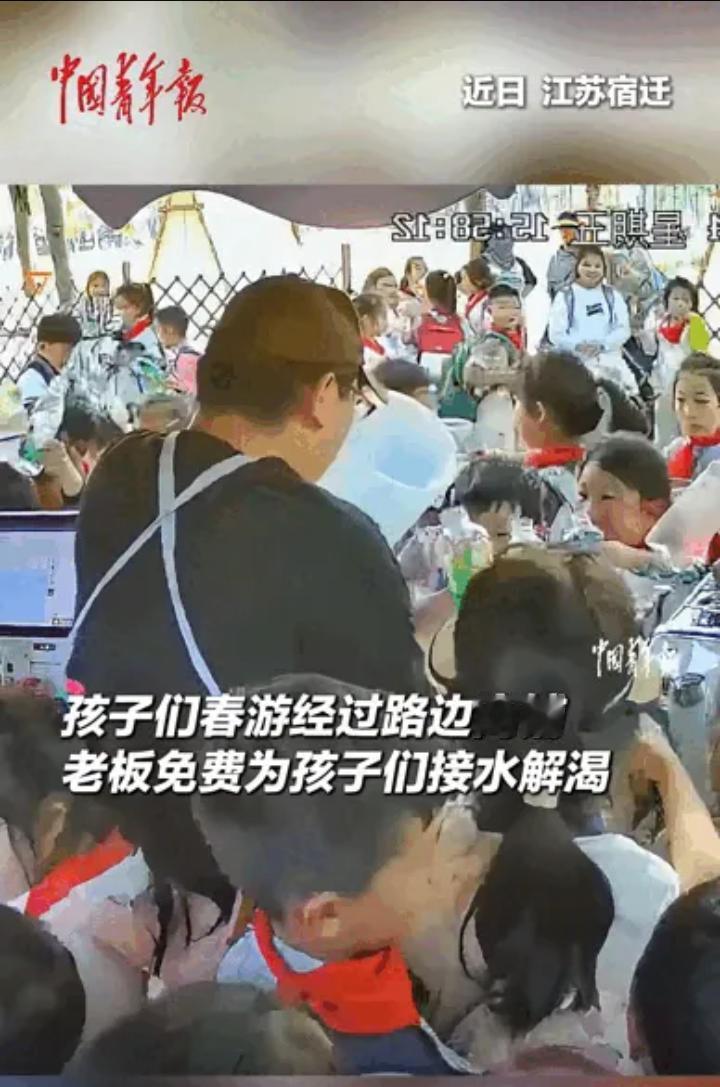 暖心！江苏宿迁，学生徒步，口干舌燥，原本领队只是试探问能不能接点水，没想到店老板