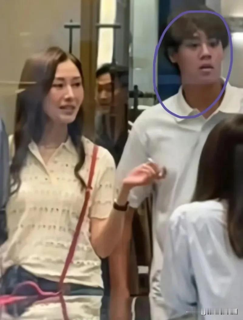 近日，李嘉欣带着14岁的儿子逛街被拍，他儿子长得好高，目测185以上，长得也是很