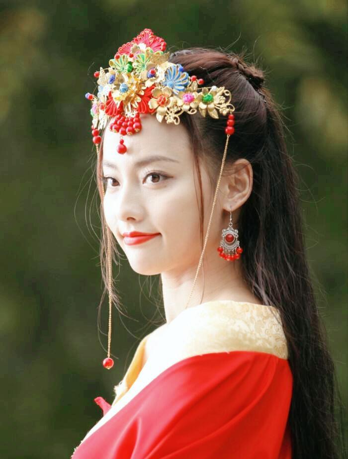 209年，48岁的刘备迎娶17岁的孙尚香。新婚夜，刘备喜滋滋准备入洞房，他才到门
